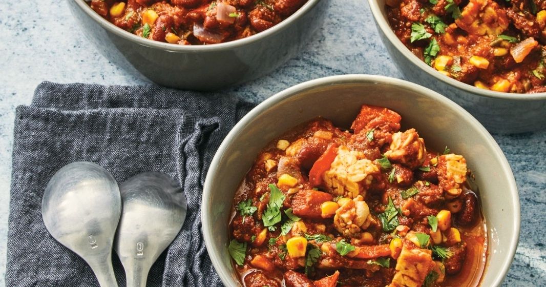 Tempeh-Pilz-Chili mit Mais und Koriander