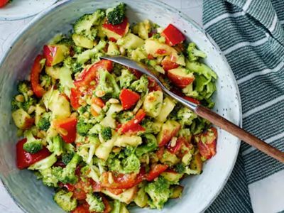 Brokkolisalat mit Pinienkernen