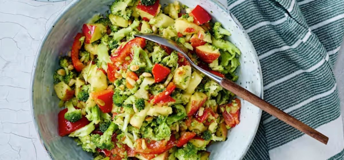 Brokkolisalat mit Pinienkernen