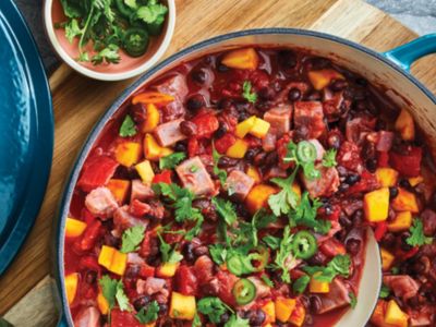 Herzhafter Eintopf mit schwarzen Bohnen und violetten Süsskartoffeln mit Mango