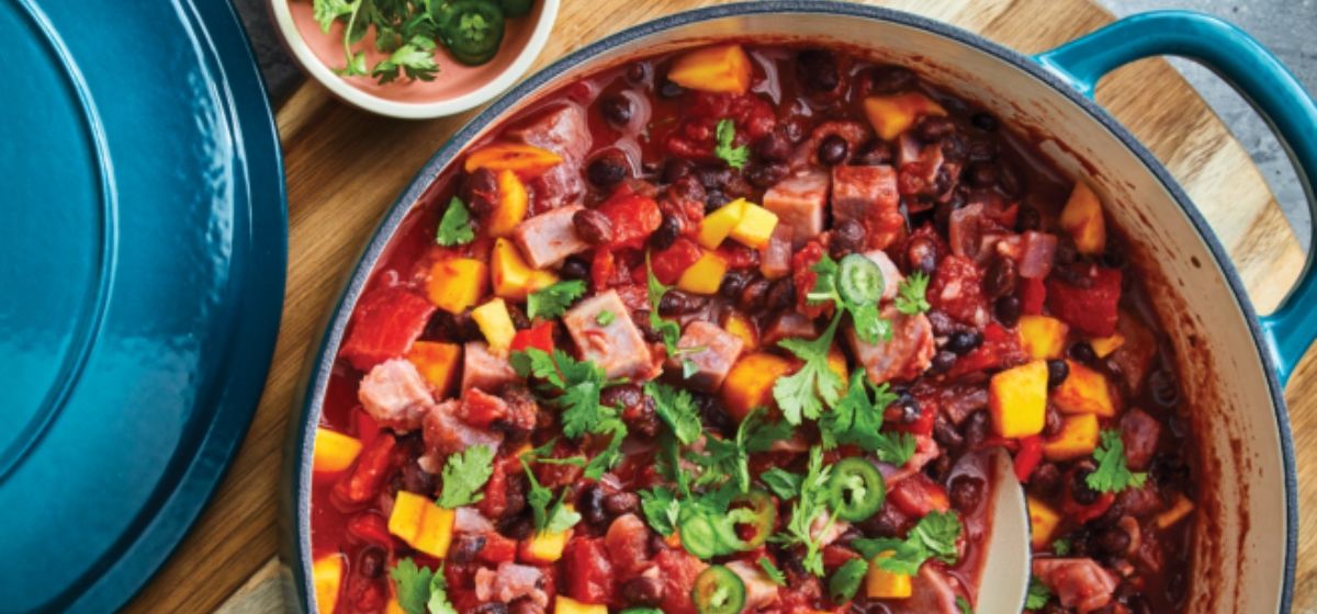 Herzhafter Eintopf mit schwarzen Bohnen und violetten Süsskartoffeln mit Mango